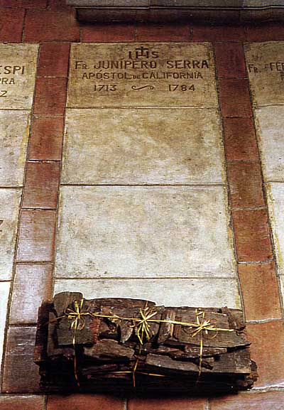 Juniperos grav med restene av hans originale kiste av redwood fra 1784